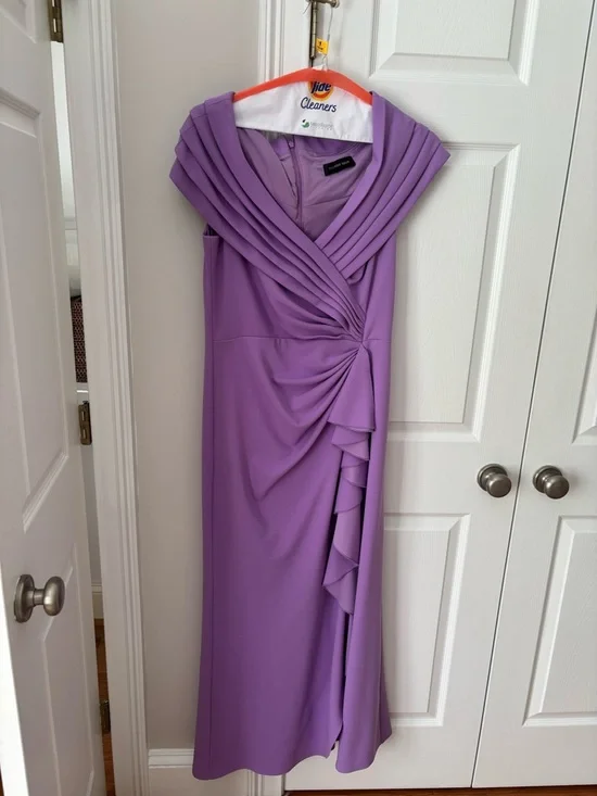 Tadashi crepe dress
Lavender
Worn once
Large - Picture 6 of 10